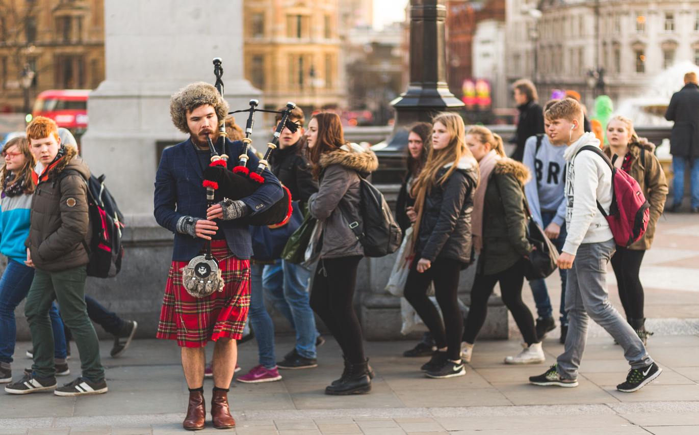  Man playing a bagpipe | London travel tips