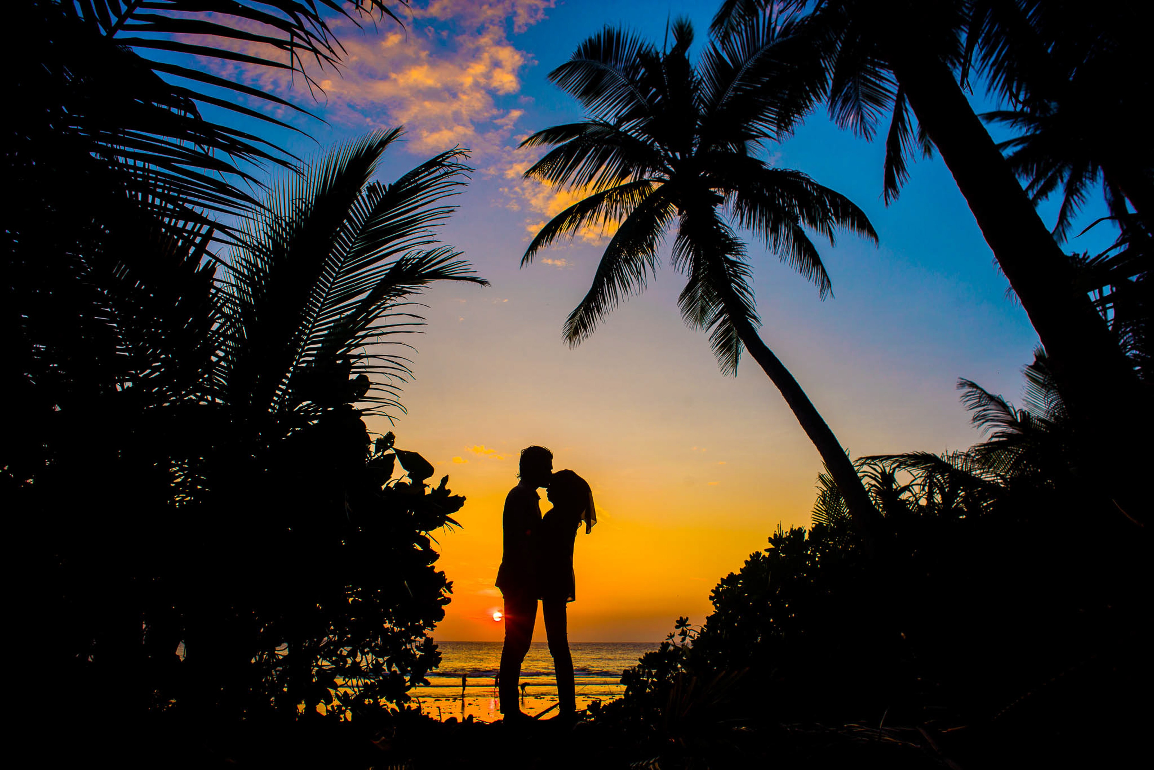 couple kissing silhoutte in the maldives