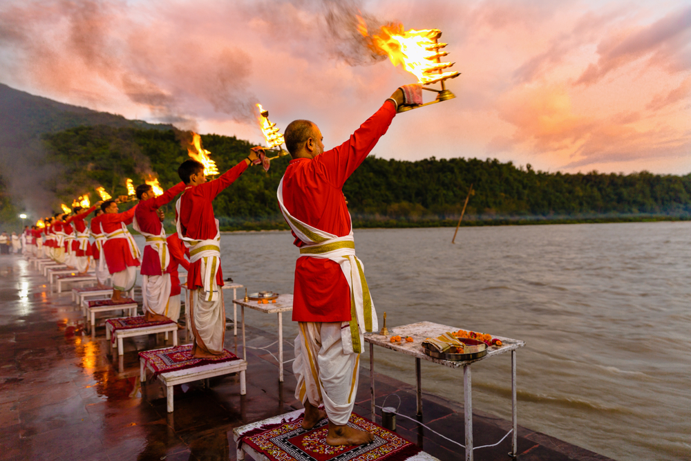 Pujaris chanting the evening aarti on the banks of the Ganga/Ganges in Rishikesh