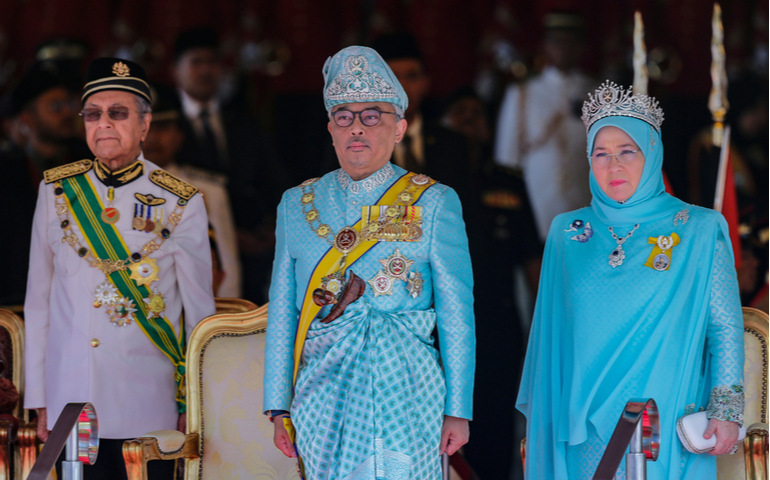 Malaysia's King, Sultan Abdullah Sultan Ahmad Shah with the queen and Malaysia's Prime Minister at the welcoming ceremony for the 16th King of Malaysia. 