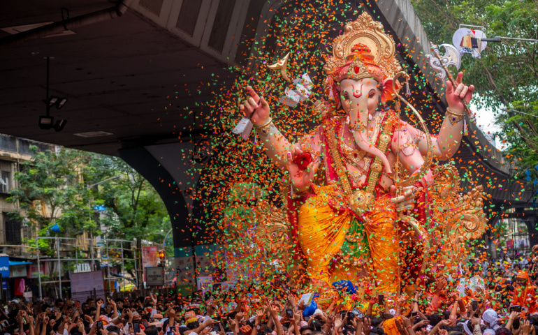 Thousands of devotees bid adieu to tallest Lord Ganesha with colors in Mumbai during Ganesh Visarjan