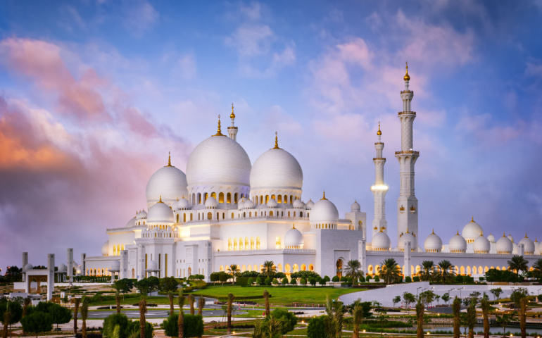 Sheikh Zayed Grand Mosque at dusk