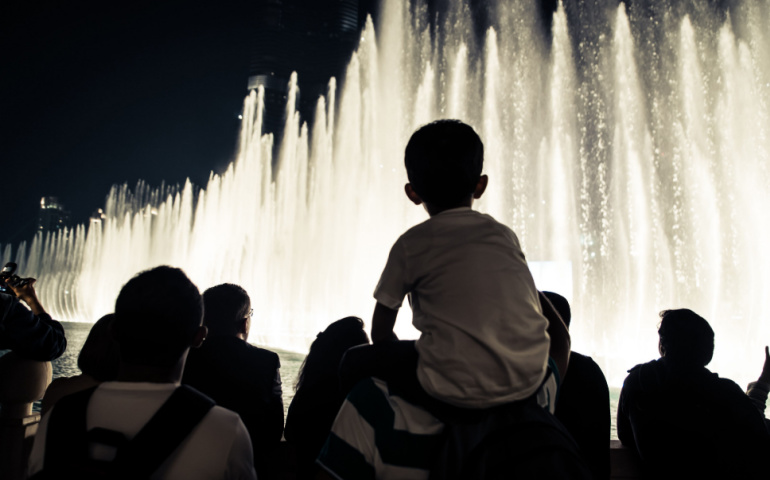 Child watching Dubai Fountain Show 