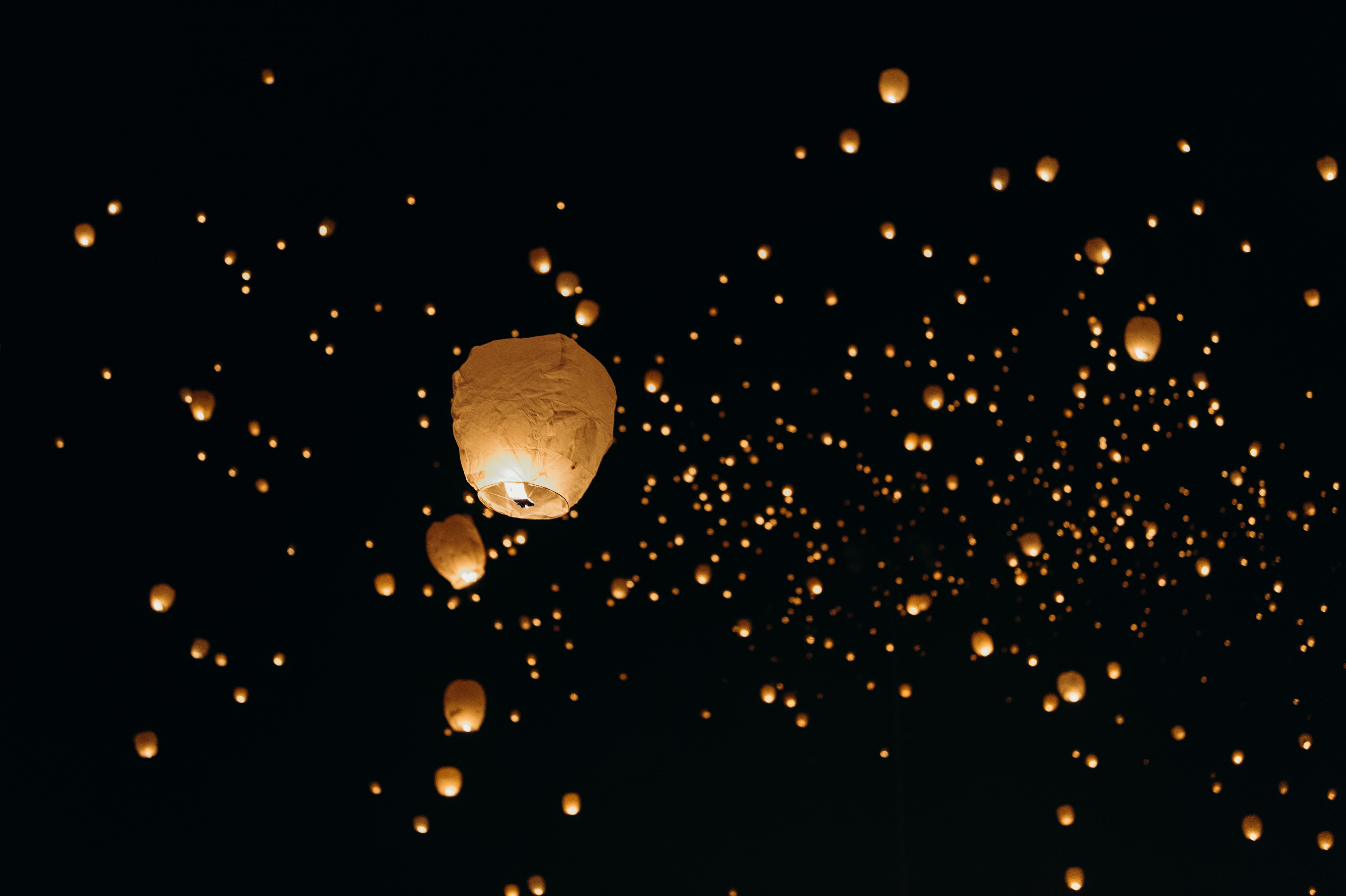  Thousands of lanterns into the night sky 