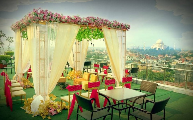 A picturesque wedding mandap with the Taj Mahal in the background
