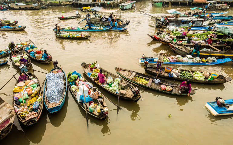 floating markets in Vietnam- phong dien