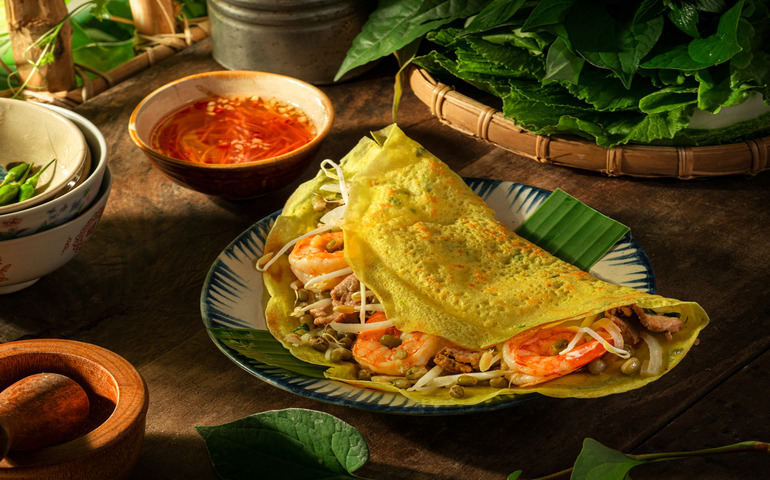 Eating traditional Vietnamese dishes- Bánh xèo