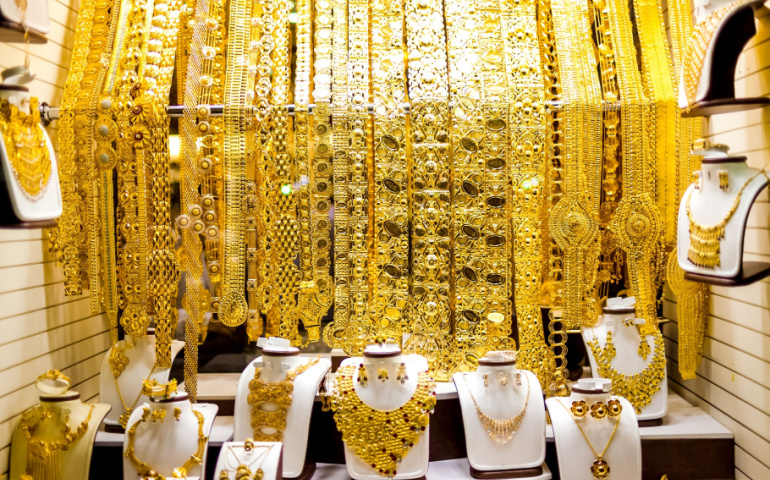 Showcase with gold jewellery in Dubai Gold Souk
