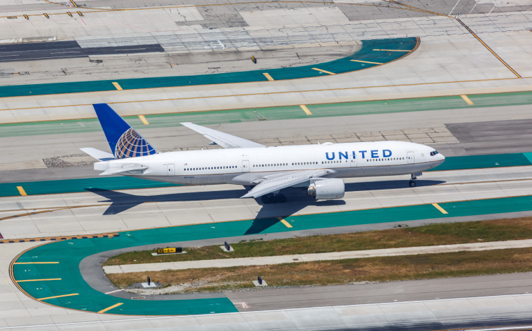 United Airlines Boeing 777-200 