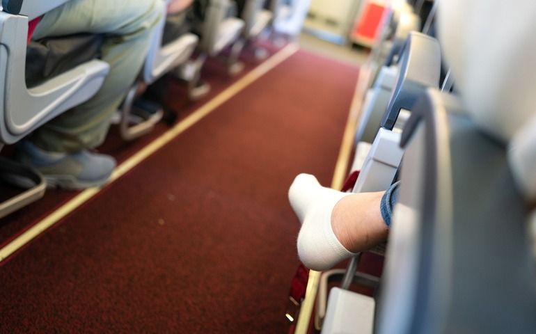 Don't let your feet free in the plane
