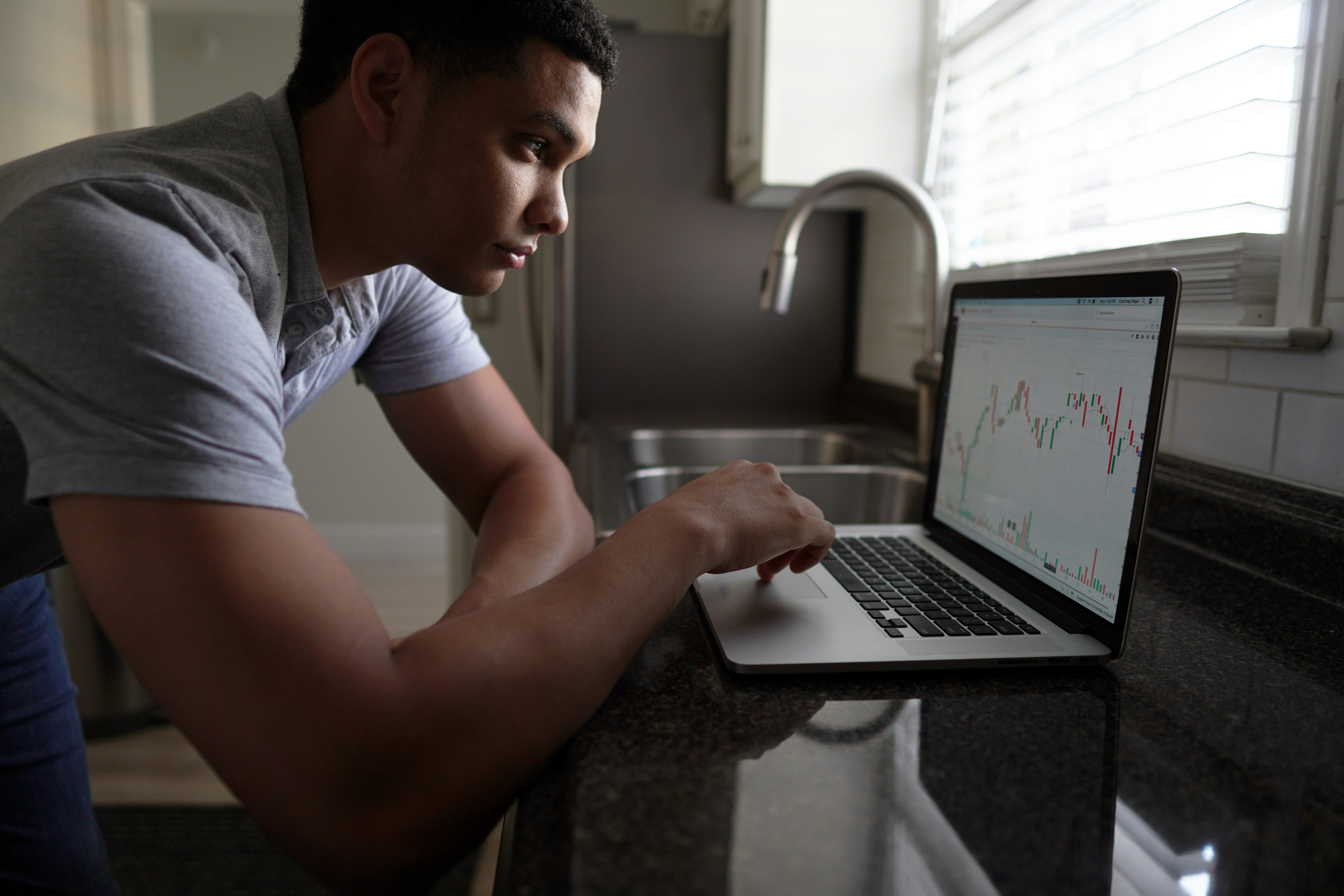 a man buying forex online
