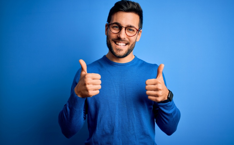 A man showing thumbs up for Forex Card