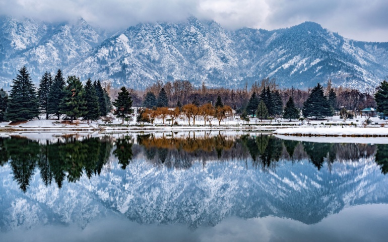 A view of botanical garden with lake in winter season. 
