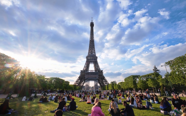 Paris Travel Guide- Picnic under Eiffel Tower