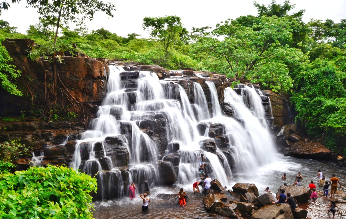 Precautions for exploring waterfalls in monsoon