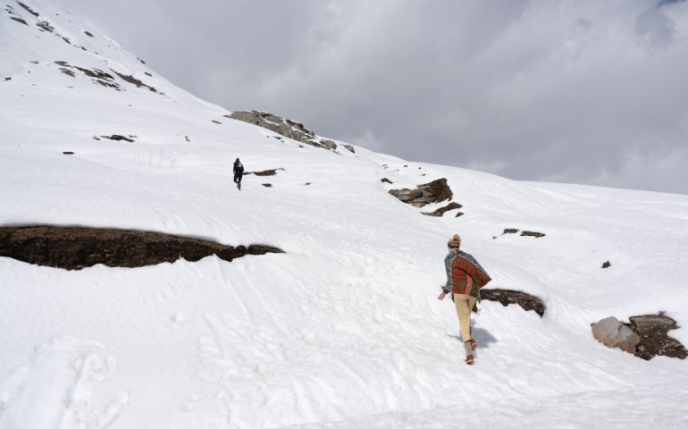 Hikers climbing up the cliffs at Rohtang Pass