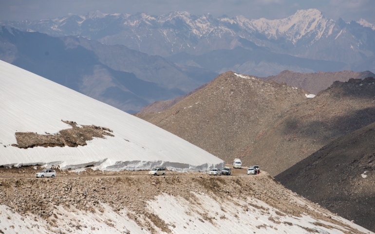 Vehicles driving on the Khardungla Pass road