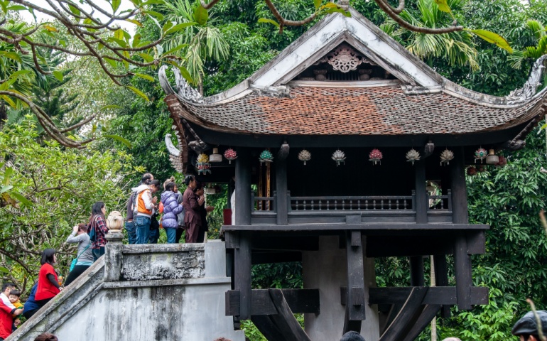 Tourist lined up in front of the One Pillar Pagoda 
